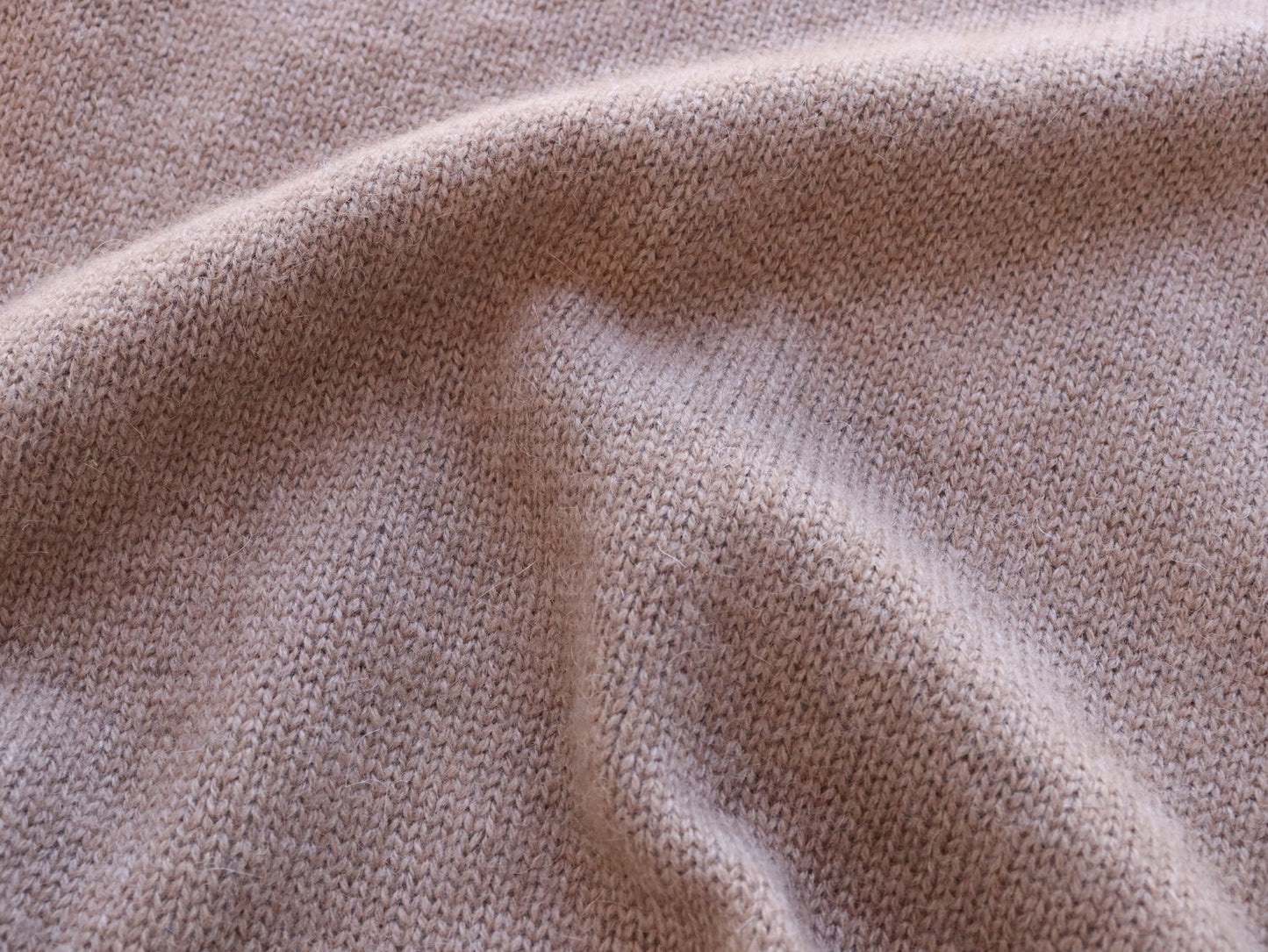 【NEW】ベビーキャメル ロールネックセーター