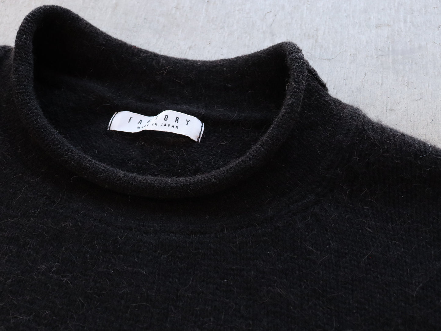 【NEW】ベビーキャメル ロールネックセーター