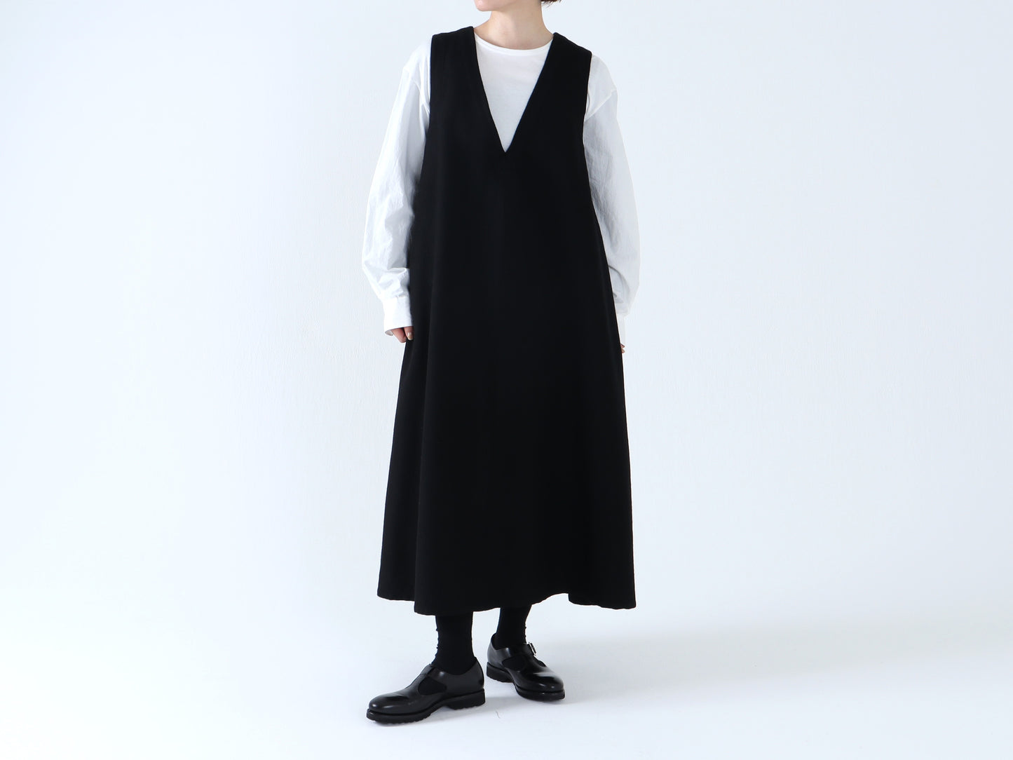 【NEW】綿ウール朱子織 Vネックワンピース