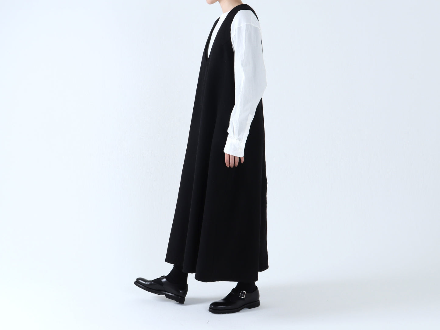 【NEW】綿ウール朱子織 Vネックワンピース