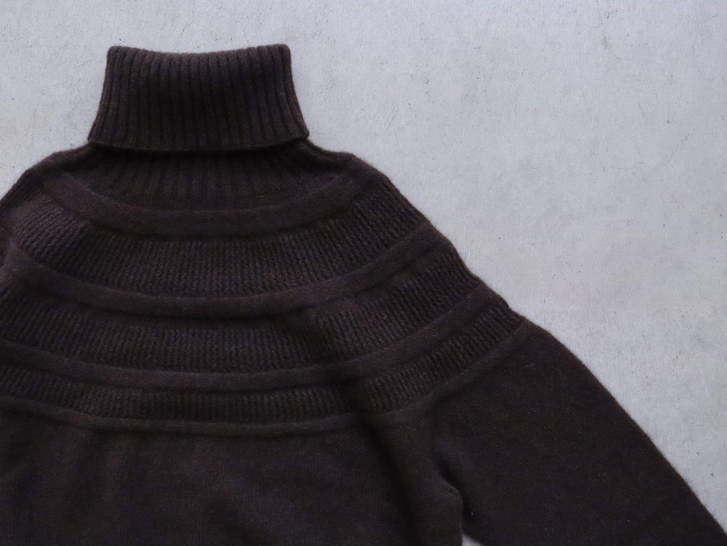 【NEW】ヤク レース柄オフタートルセーター　　