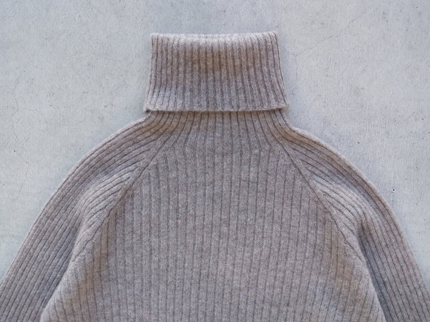 ブラックカシミヤ リブタートルネックセーター