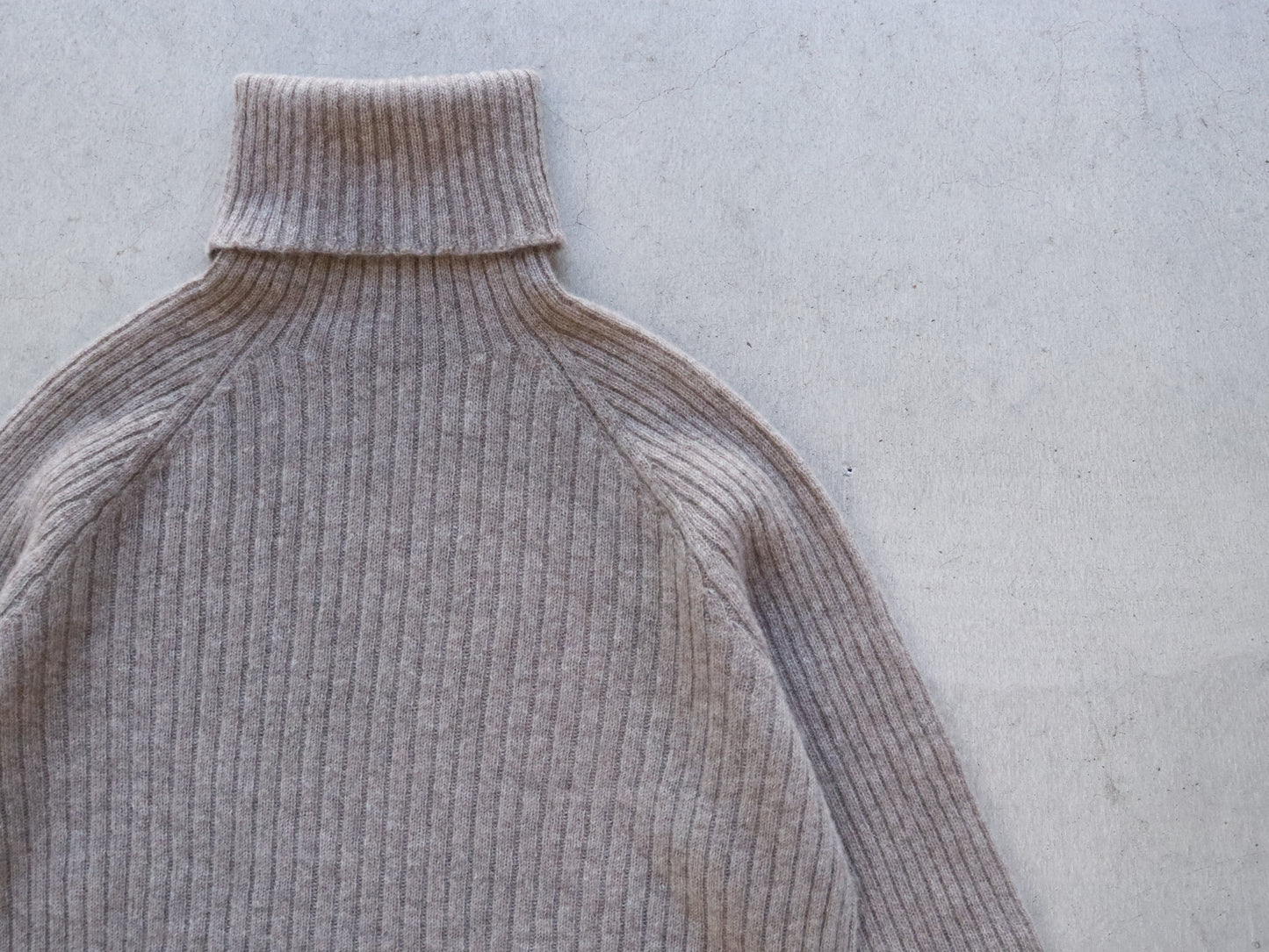 ブラックカシミヤ リブタートルネックセーター