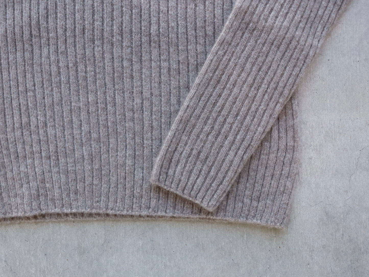 ブラックカシミヤ リブタートルネックセーター