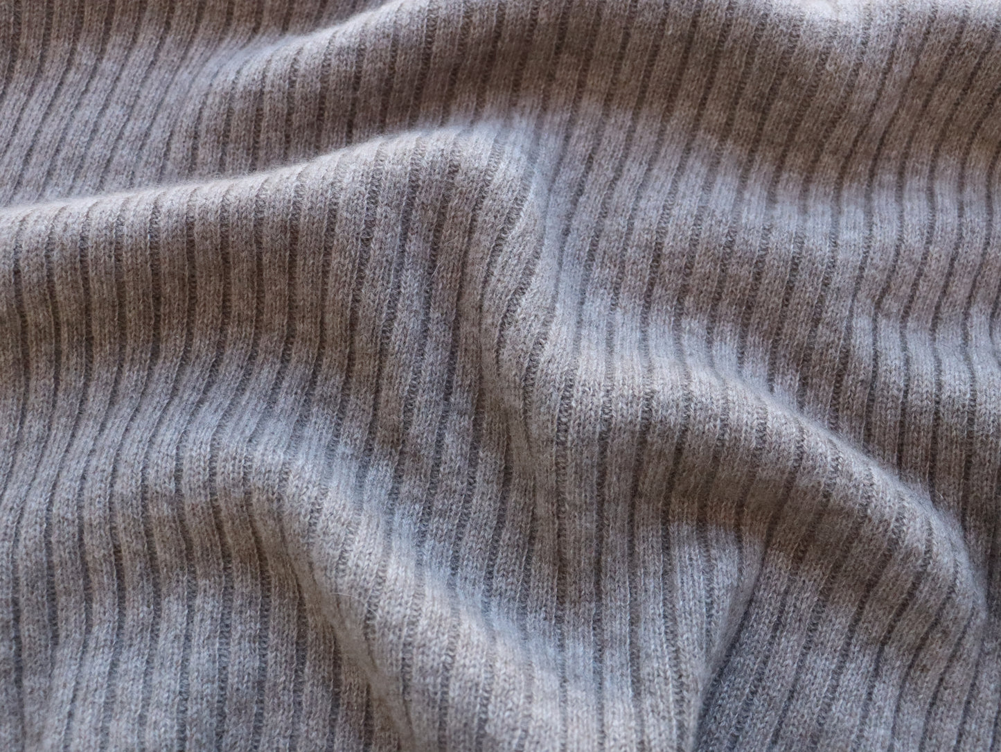 ブラックカシミヤ リブタートルネックセーター