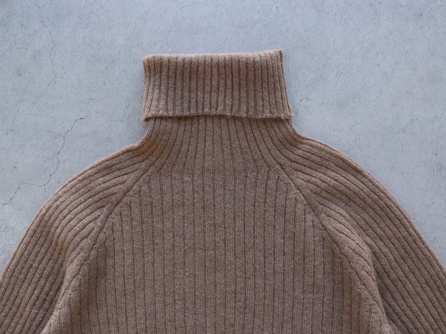ベビーキャメル リブタートルネックセーター