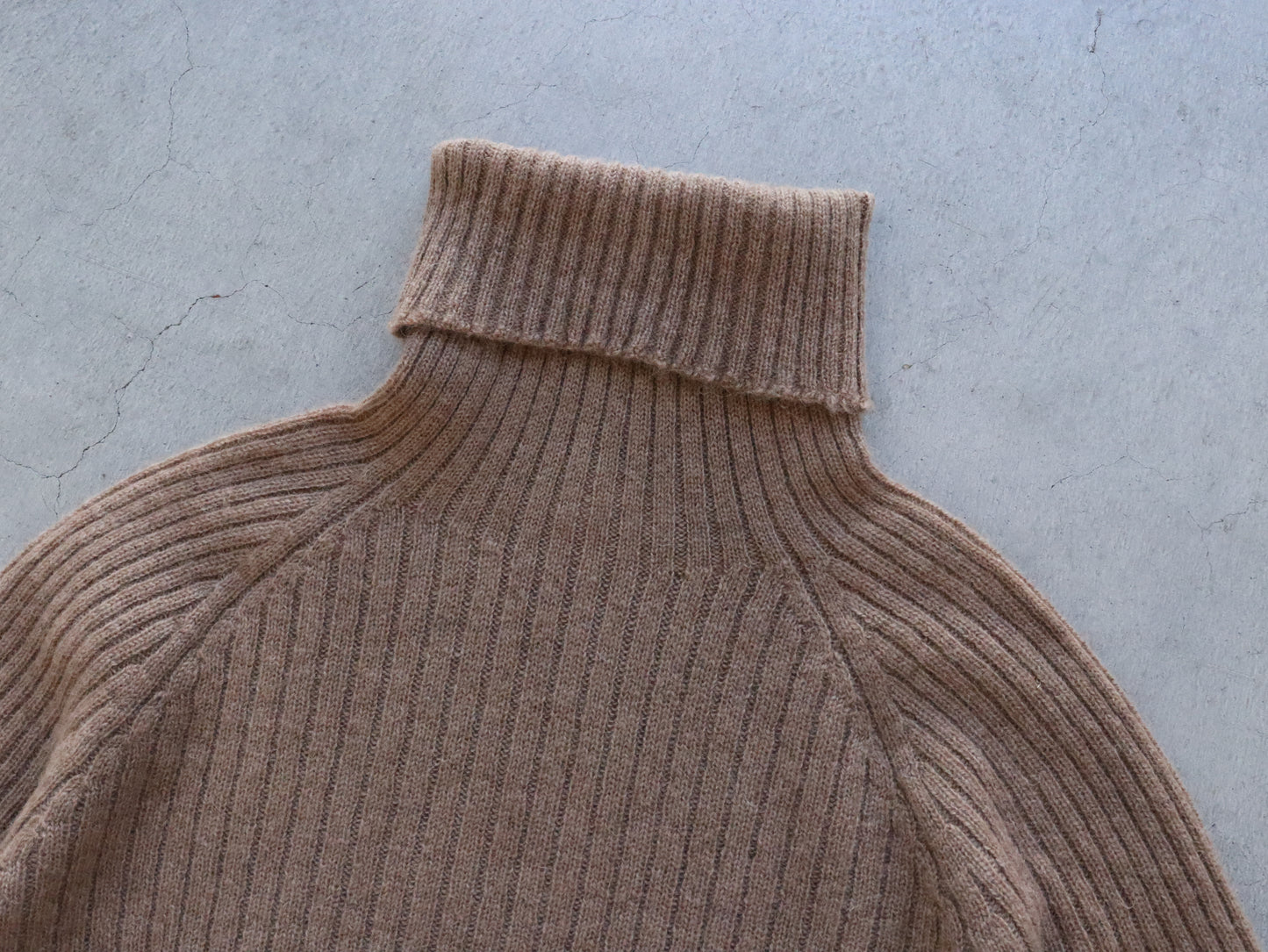 ベビーキャメル リブタートルネックセーター